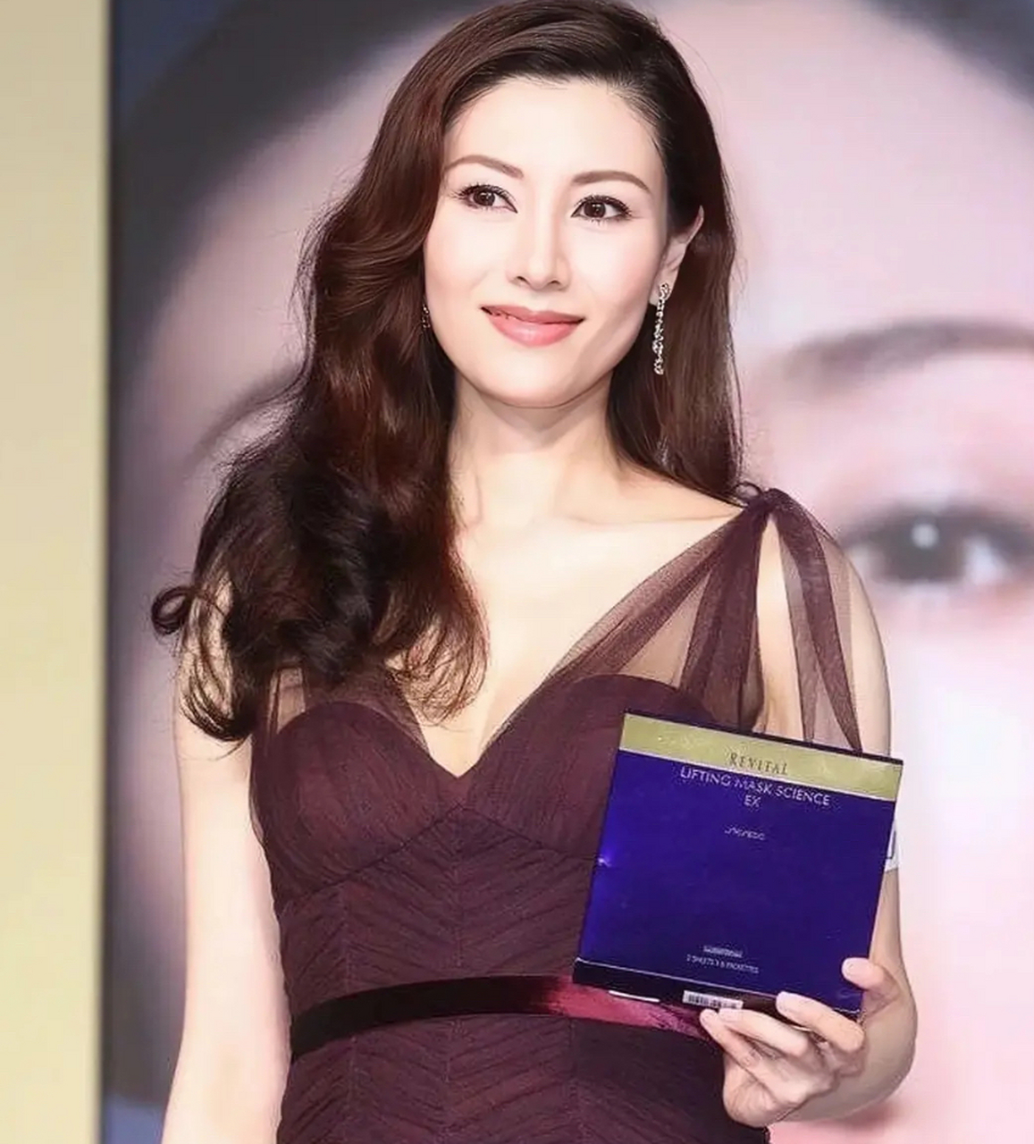 41岁李嘉欣颜值回春啦,面部饱满了不少,浓眉大眼,不愧是最美港姐出身