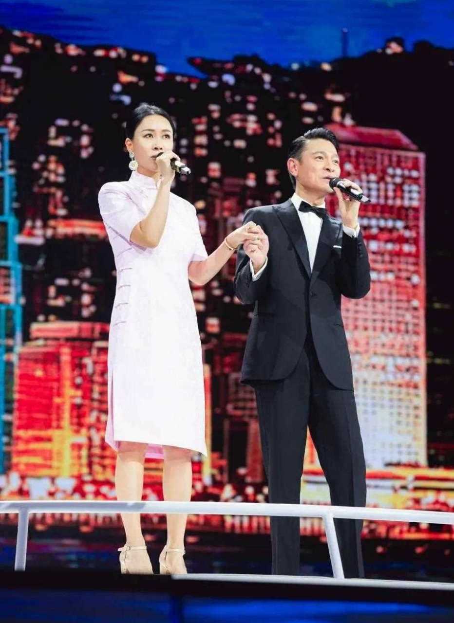 53岁的那英穿上粉色旗袍搭配高跟鞋,气质看起来一下子变得温婉又古典.