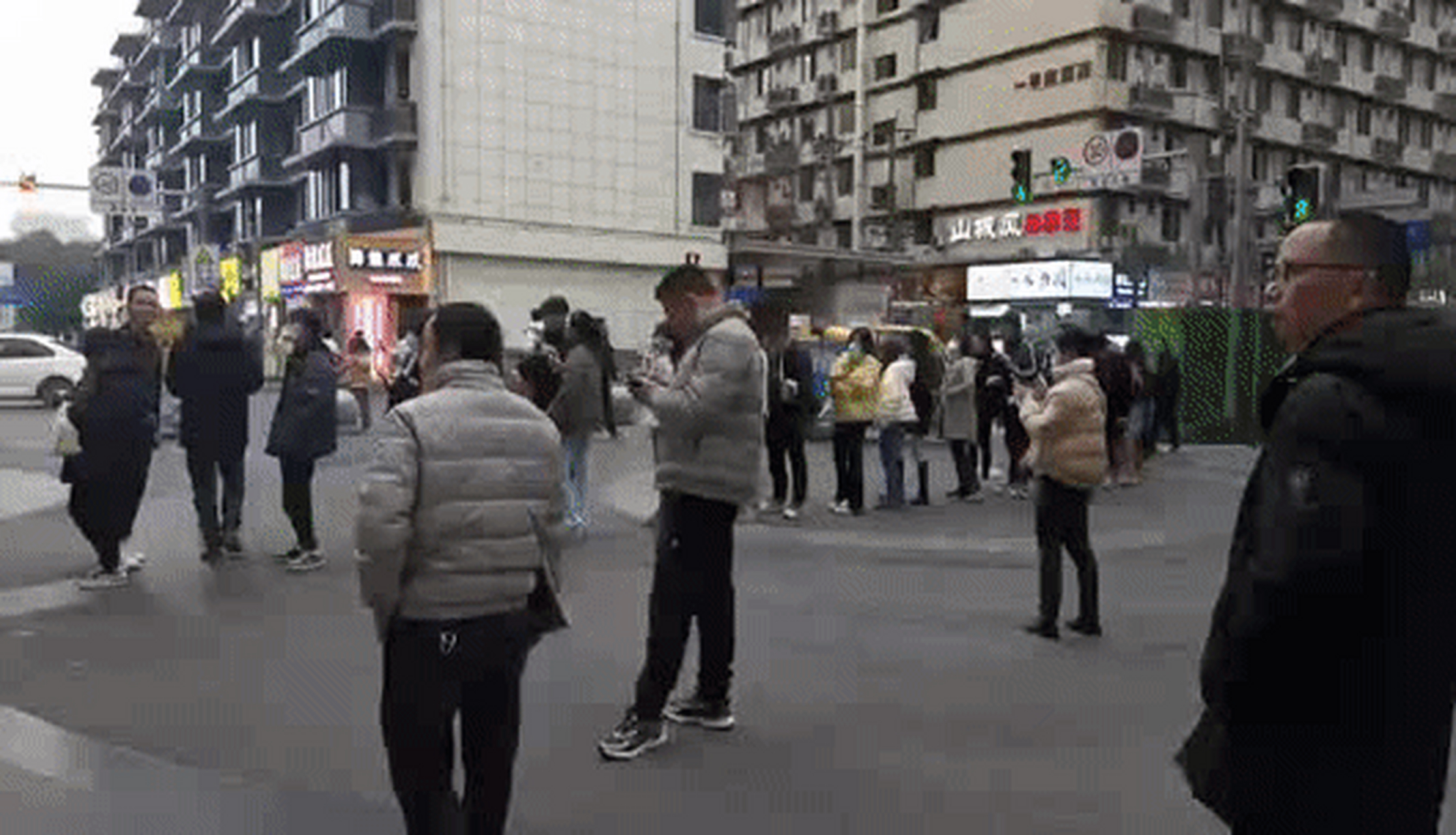 网友吐槽:成都建设巷的这家小吃店,天天排队,可就是纹丝不动!