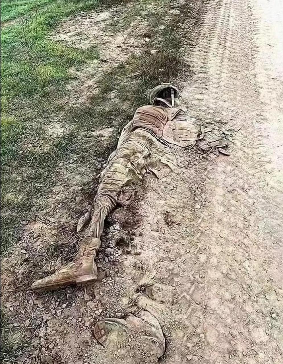 1942年,苏德战场上,一名阵亡的苏军士兵遗体被碾压成平面(图1) 2022年