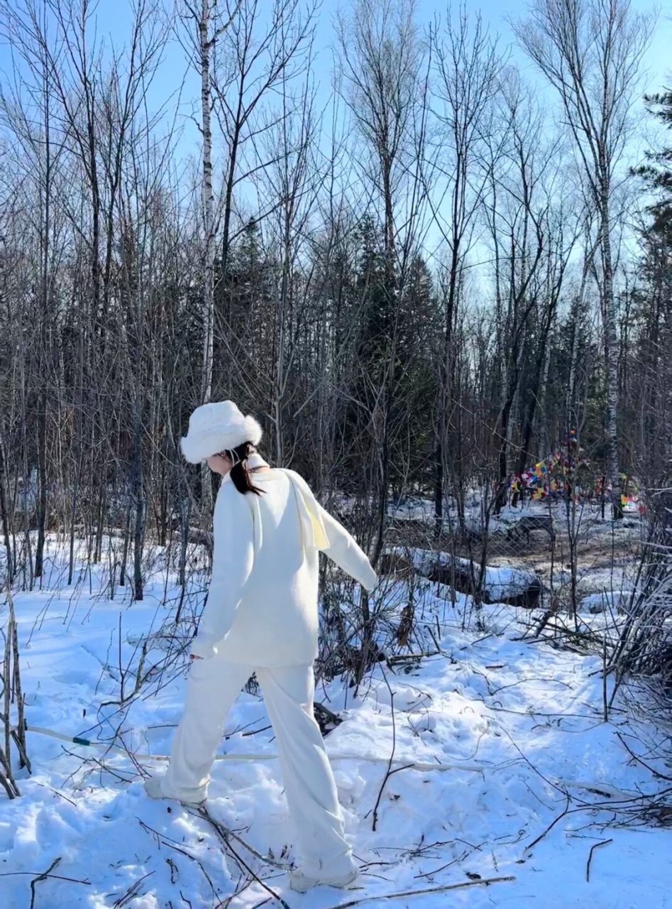 冬天拍照姿势 雪地图片