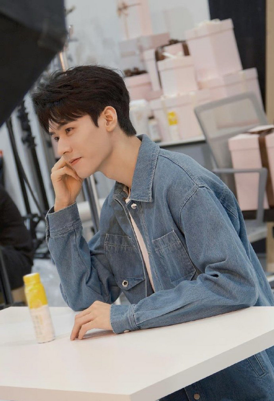 龚俊广告拍摄花絮图,阳光活力男大生!