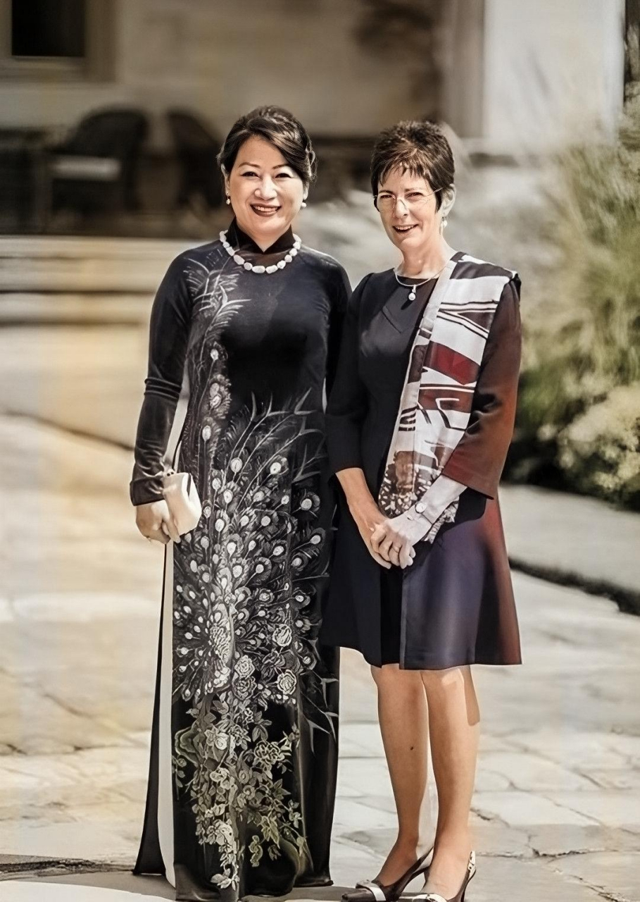 越南第一夫人:一张小圆脸好旺夫,凸显东方女性之美.