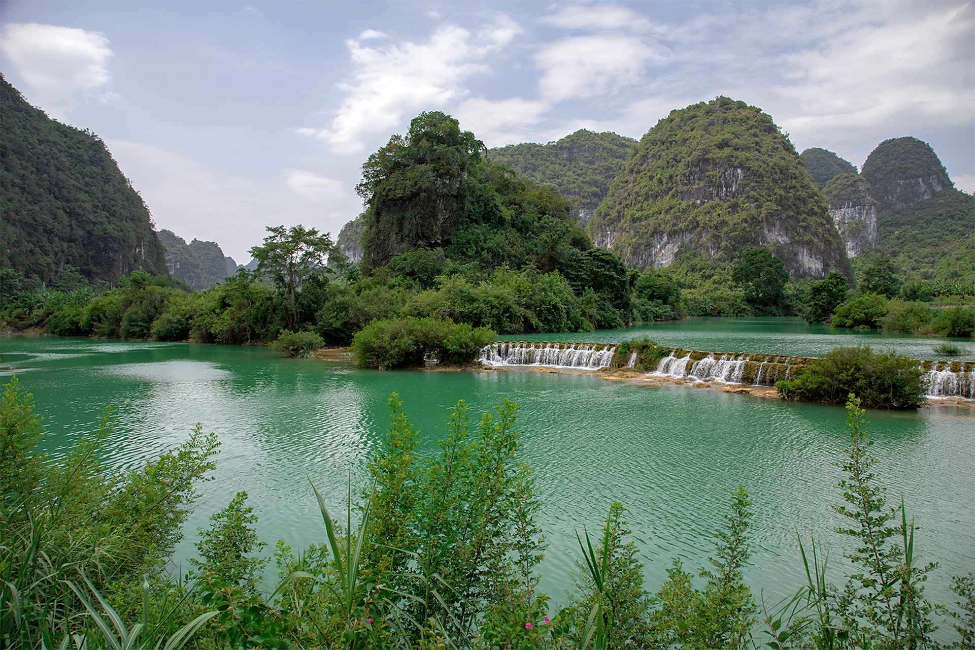 这里地处隆安县境内,与南宁市相距约130公里;这里河水清澈,水坝建筑