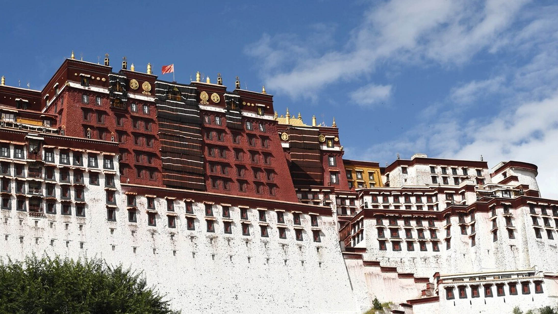 西北的玛布日山上,是一座宫堡式建筑,主体建筑分为白宫和红宫两部分