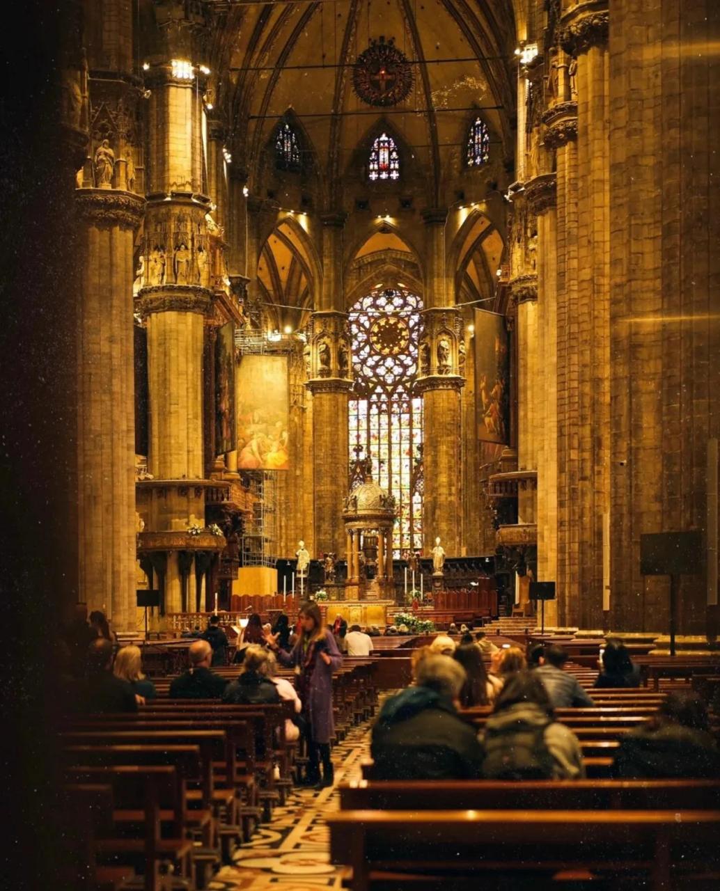 米兰大教堂﹣穿越千年的礼拜值得一去的古典建筑艺术博物馆--这座