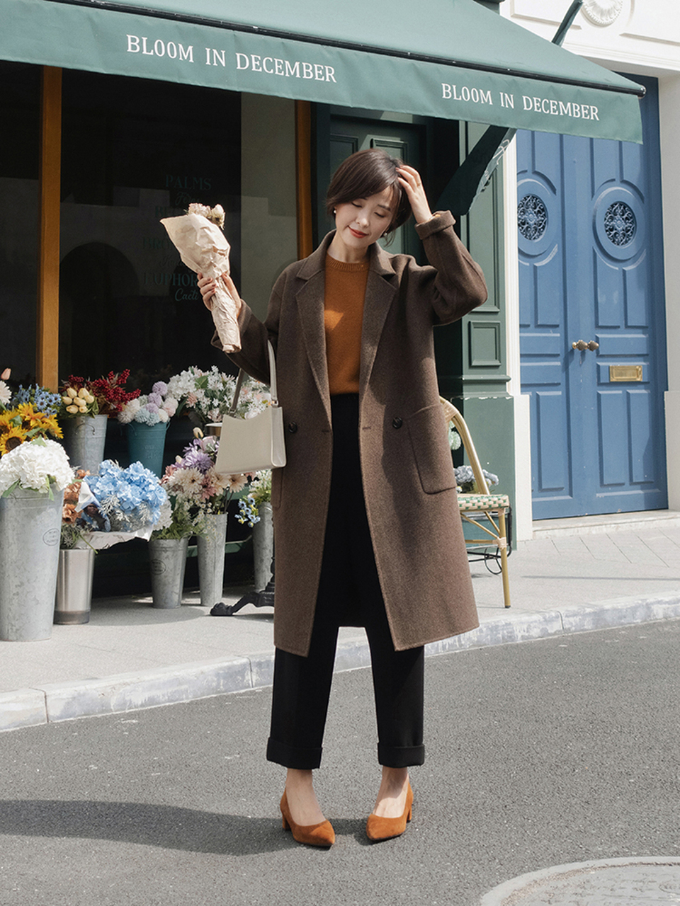 秋冬时节少不了的长款呢子大衣,别致又洋气的深栗色,该怎么搭配呢?