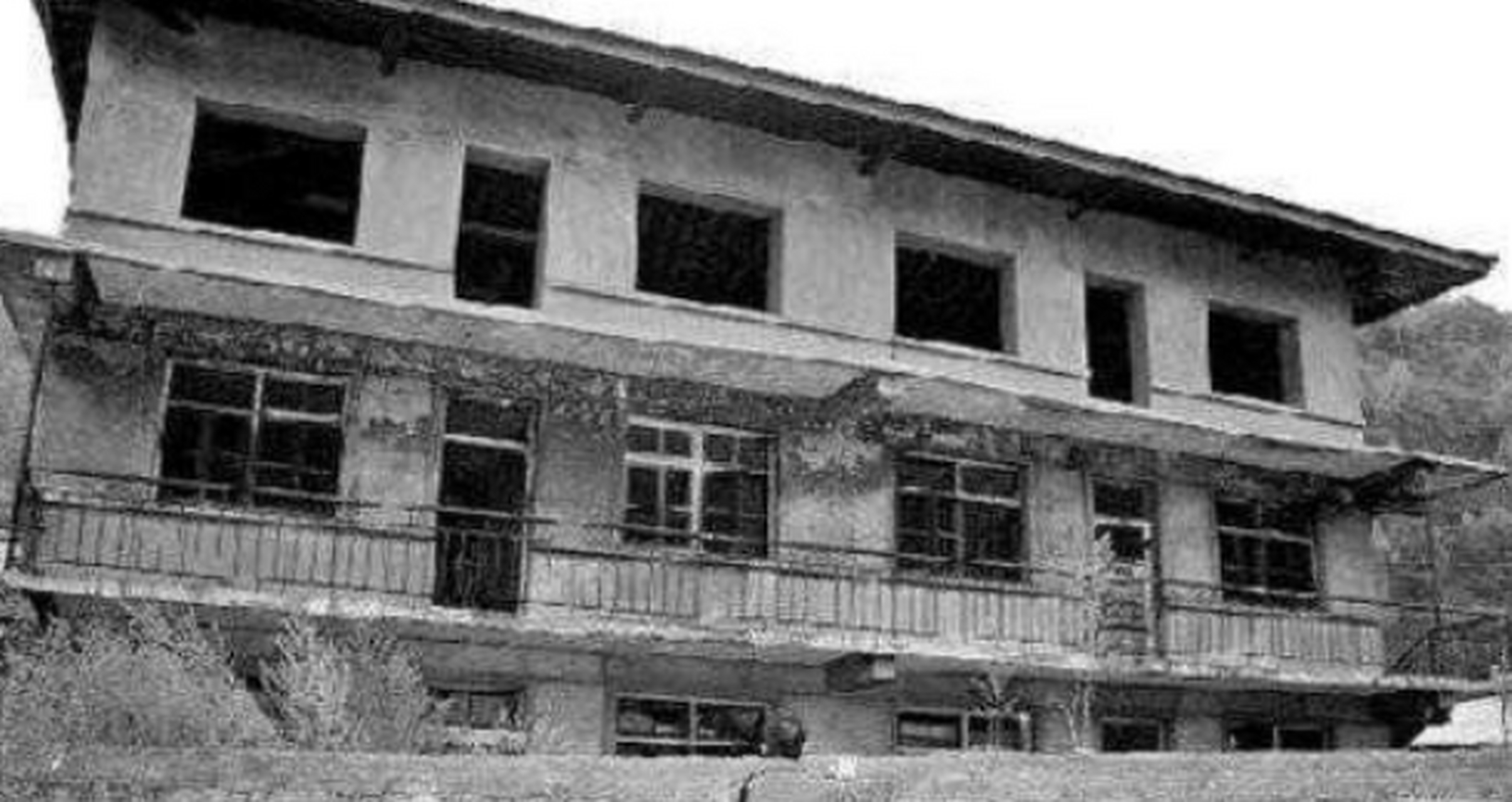 据说在北京城劲松小区,最大的住宅区,这个住宅区传说有一幢楼闹鬼,而