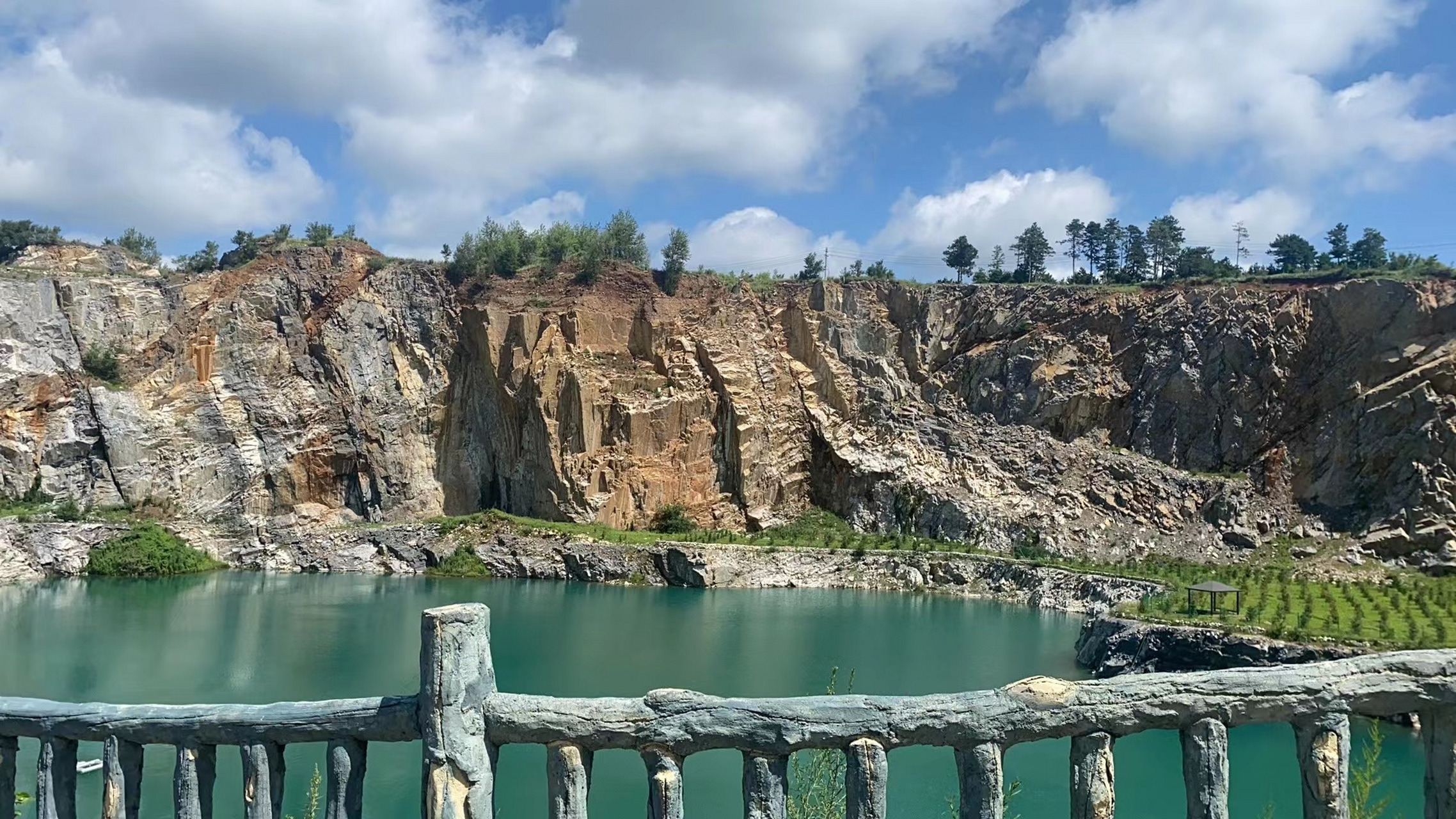 位于吉林省四平市梨树县孟家岭镇的"小天池"景区,实际是通过矿坑生态