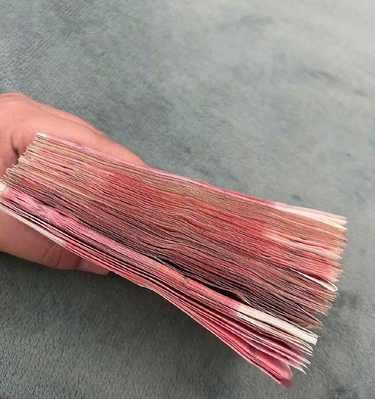 原来两万块有这么厚#谢谢,我好久都没有看到这么多钱了