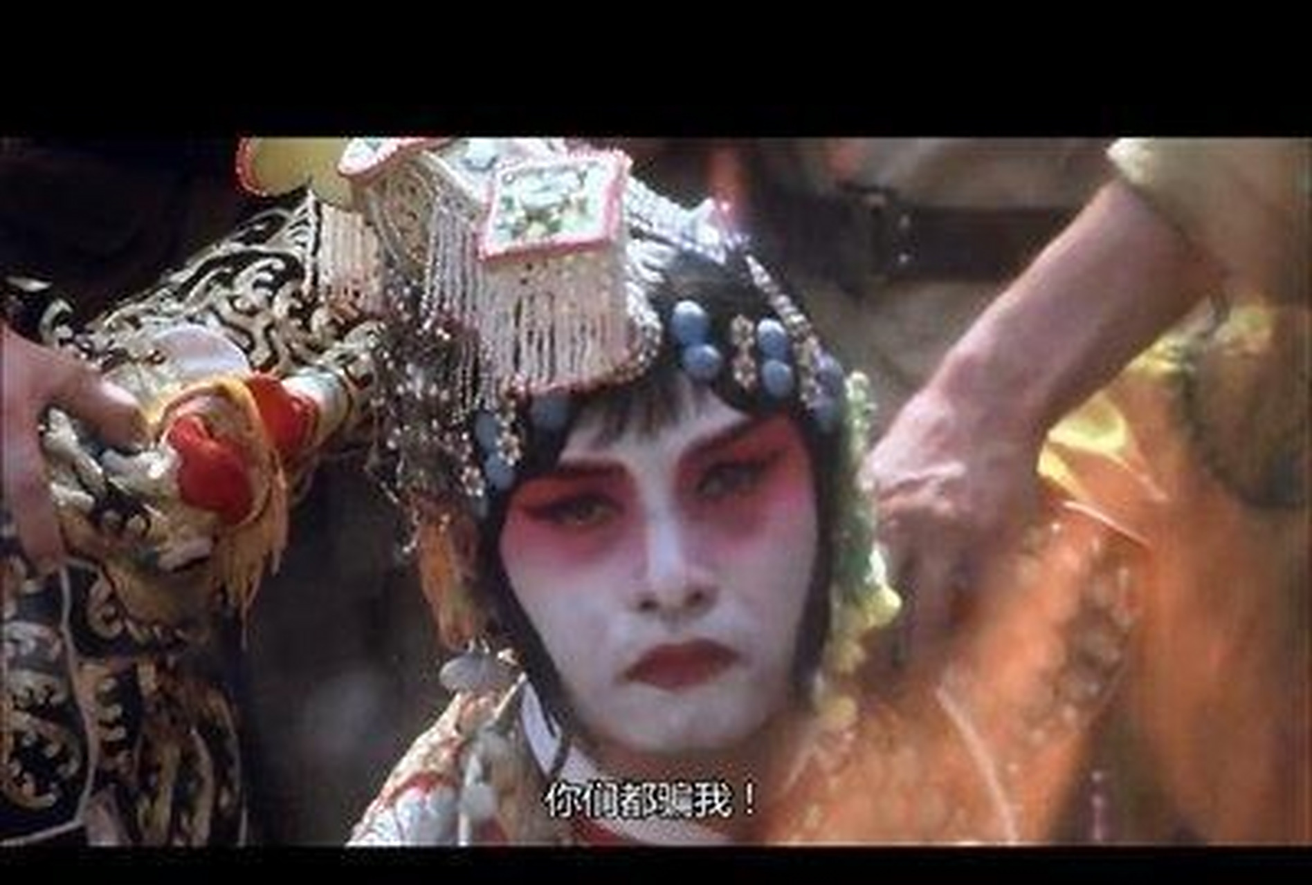 张曼玲和丈夫史燕生是张国荣的京剧指导老师,他们第一次到片场时,发现