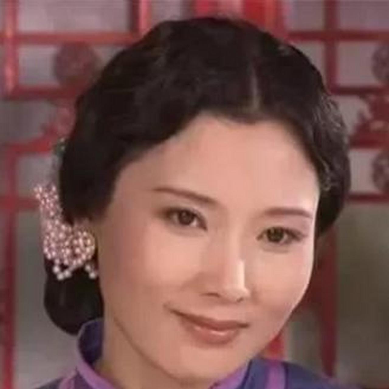 有一次,《大宅门》剧组聚会,何赛飞突然站在椅子上,对着导演郭宝昌