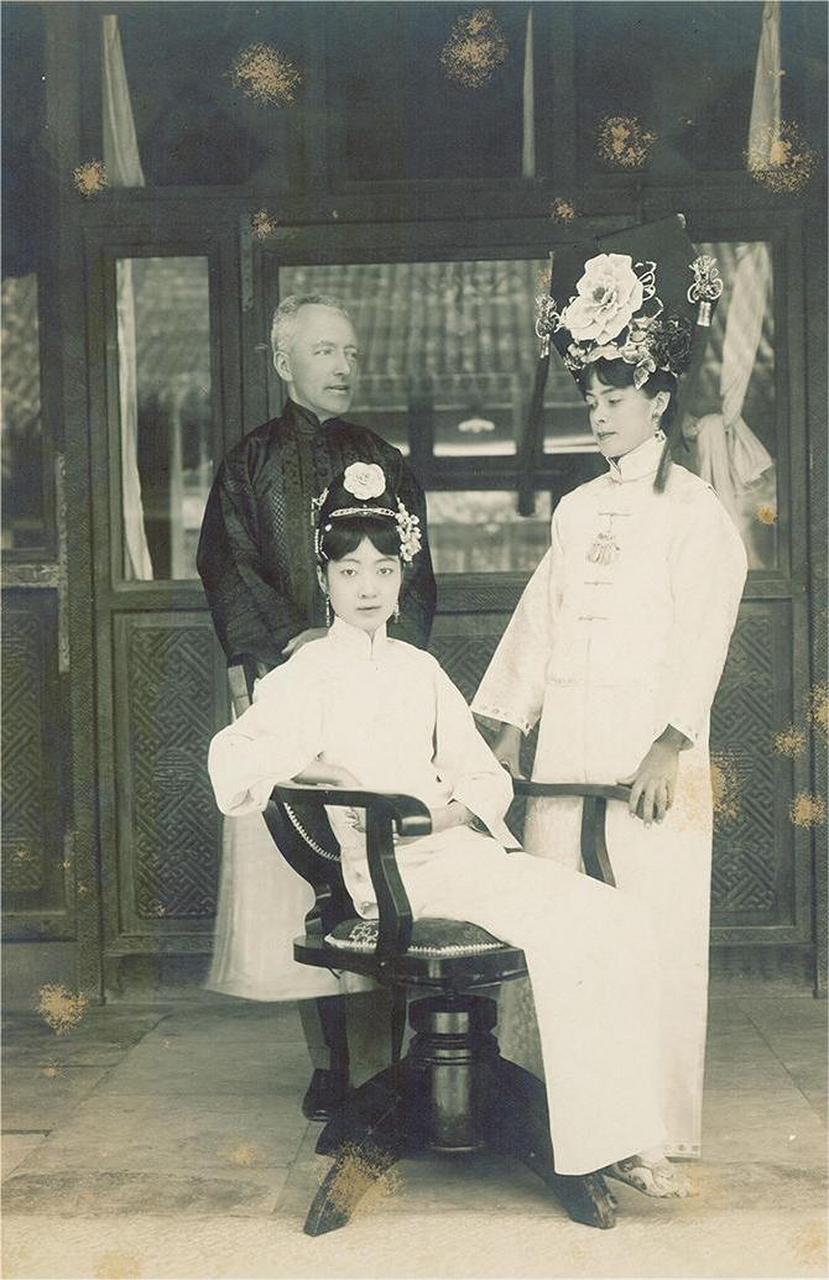 末代皇后婉容和她的英语老师任萨姆以及庄士敦的合影,照片中婉容穿着
