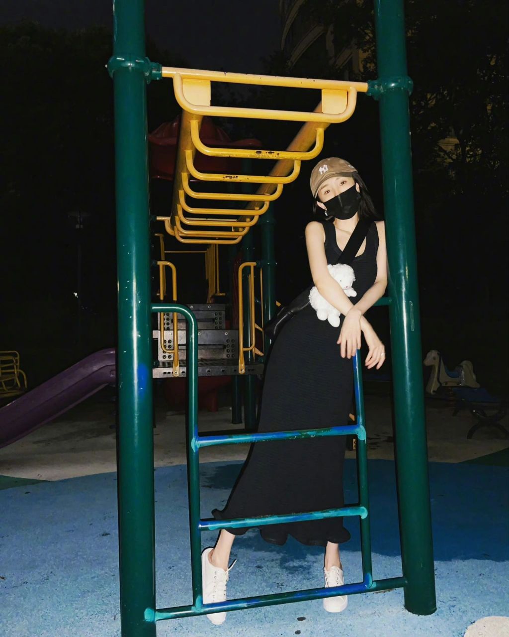 杨幂工作室更新,杨幂一身黑色吊带鱼尾裙,凸显身材,又美又可爱