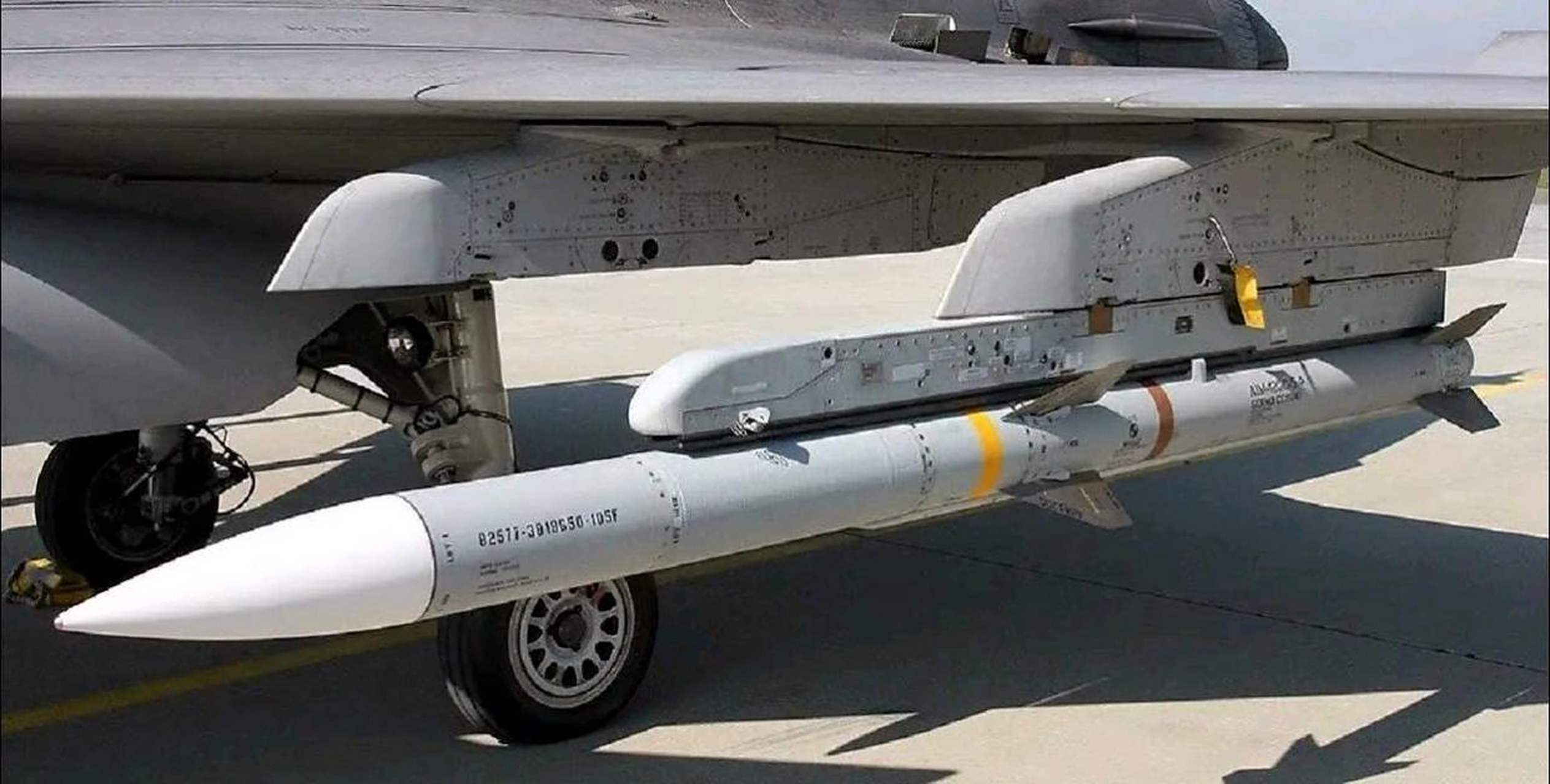 美军向乌克兰提供的aim-120空空导弹近日在俄罗斯布良斯克地区成功