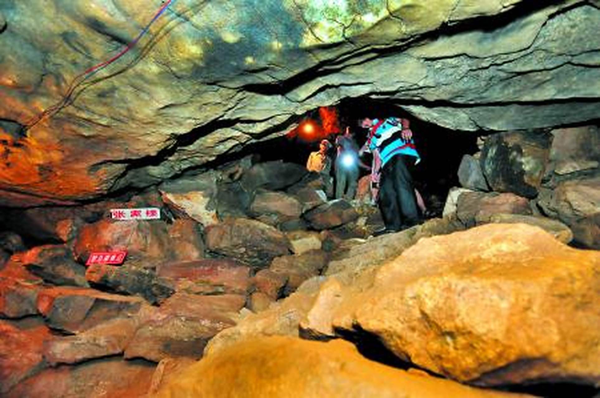 重庆阴阳洞是两个相连的洞,但一个洞口吹来暖风,另一个洞口却吹来冷风