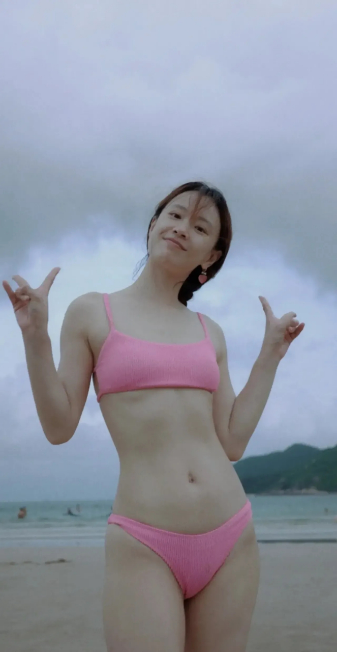 演员李梦穿比基尼泳衣骑三轮车!