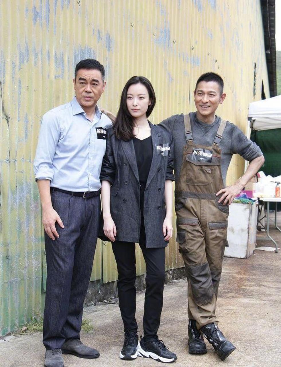 倪妮站在刘德华和刘青云中间!