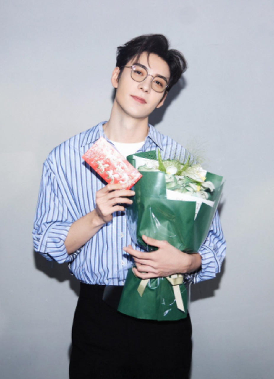 陈星旭带上眼镜"斯文败类"男主有脸了!