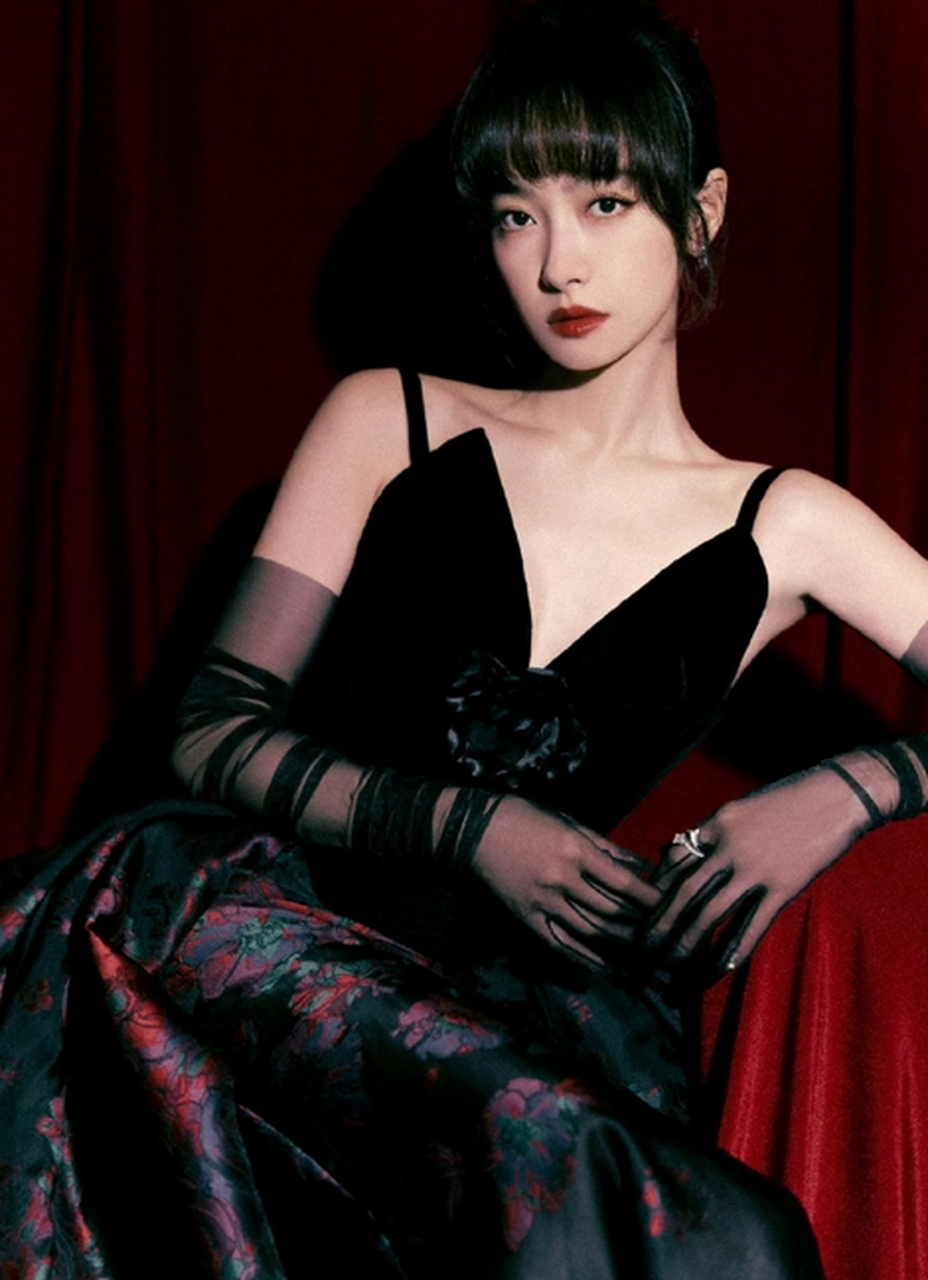 宋茜在elle风尚大典上身着zuhair murad 2023秋冬高定礼服亮相,花朵