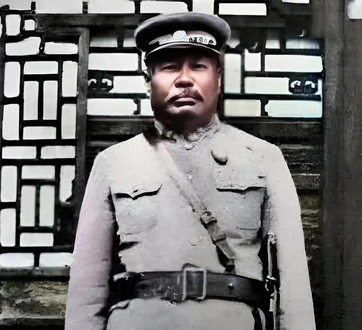 照片中的男子叫汤玉麟.