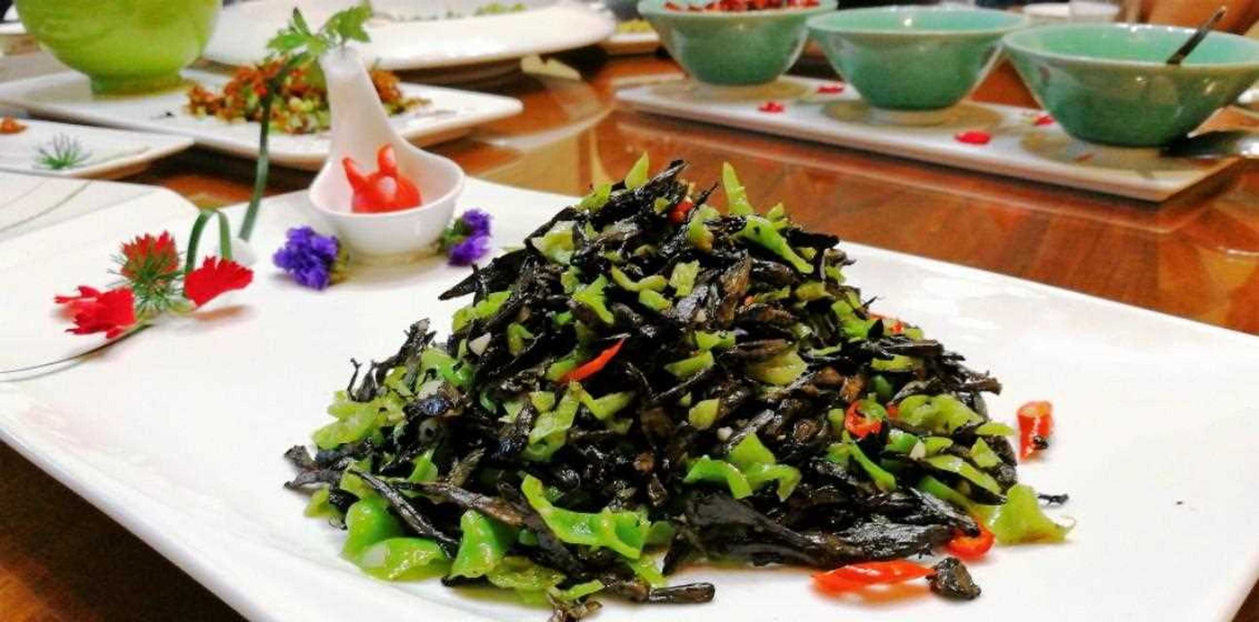 多道高规格野生菌逐个来,青椒干巴菌,白油鲜鸡枞,青椒黄牛肝,干锅奶浆