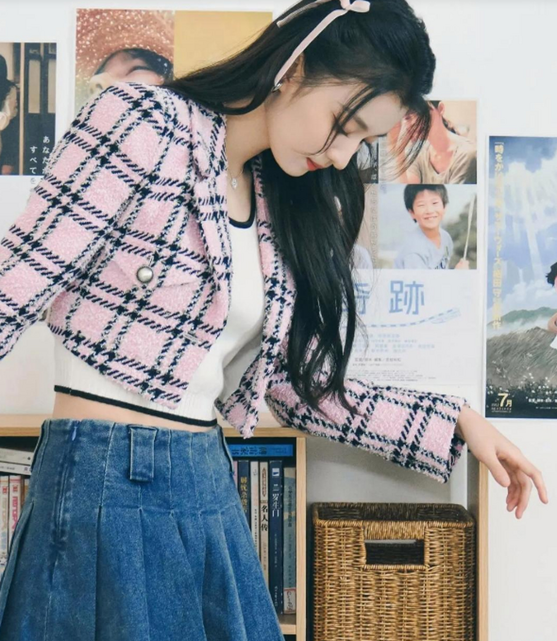 王楚然穿粉色格子外套搭配牛仔短裙,温柔甜美,俏皮可爱,妥妥的青春