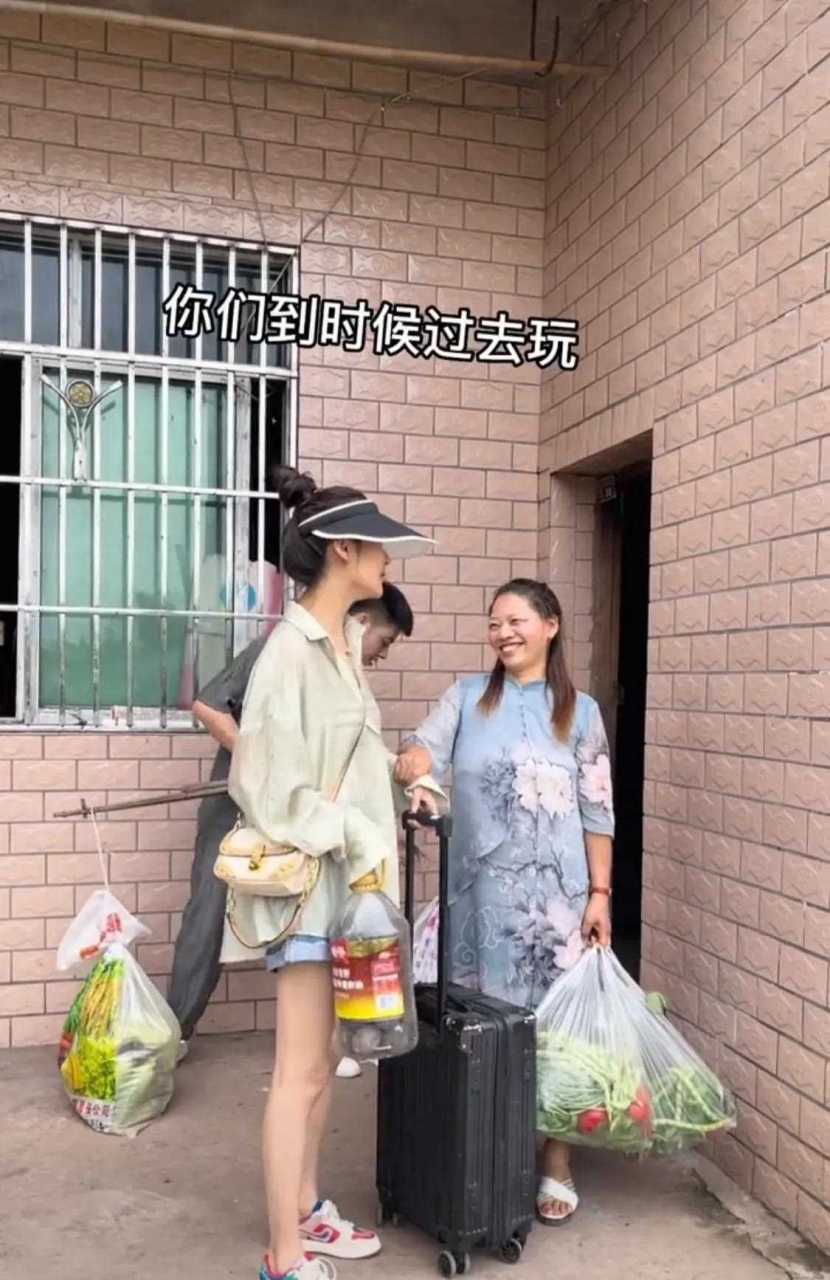 刚看到他们视频小小要回城里了,前段时间老老吴家从村里玩差不多来了