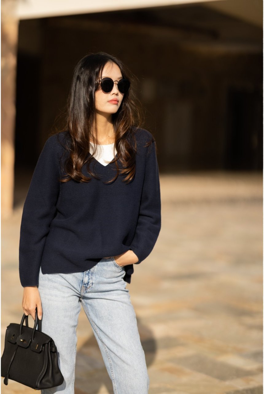 哈哈～ 薄款v领毛衣77白色t恤 浅色直筒牛仔裤 黑色麂皮小高跟拖鞋