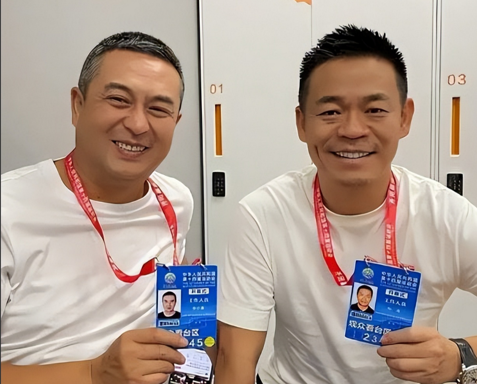 有一次,孙浩去张嘉译家吃饭,张嘉译老婆王海燕准备了丰盛的饭菜招待