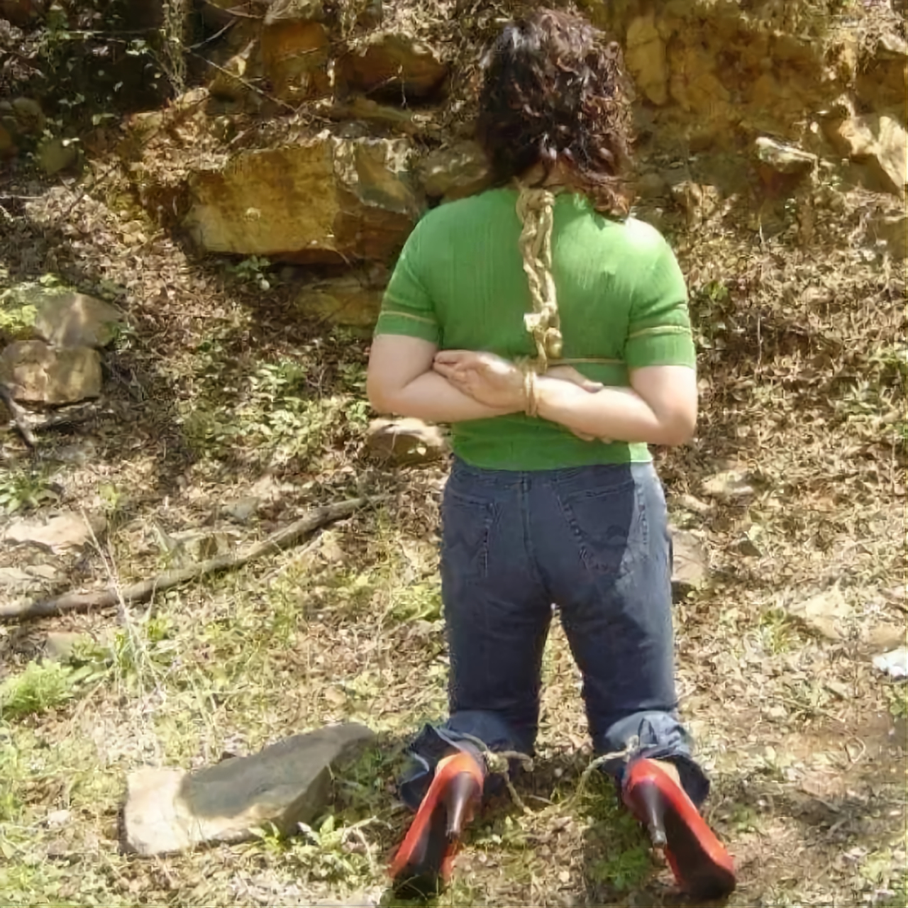 她身材微胖,却依旧散发着女性的魅力.