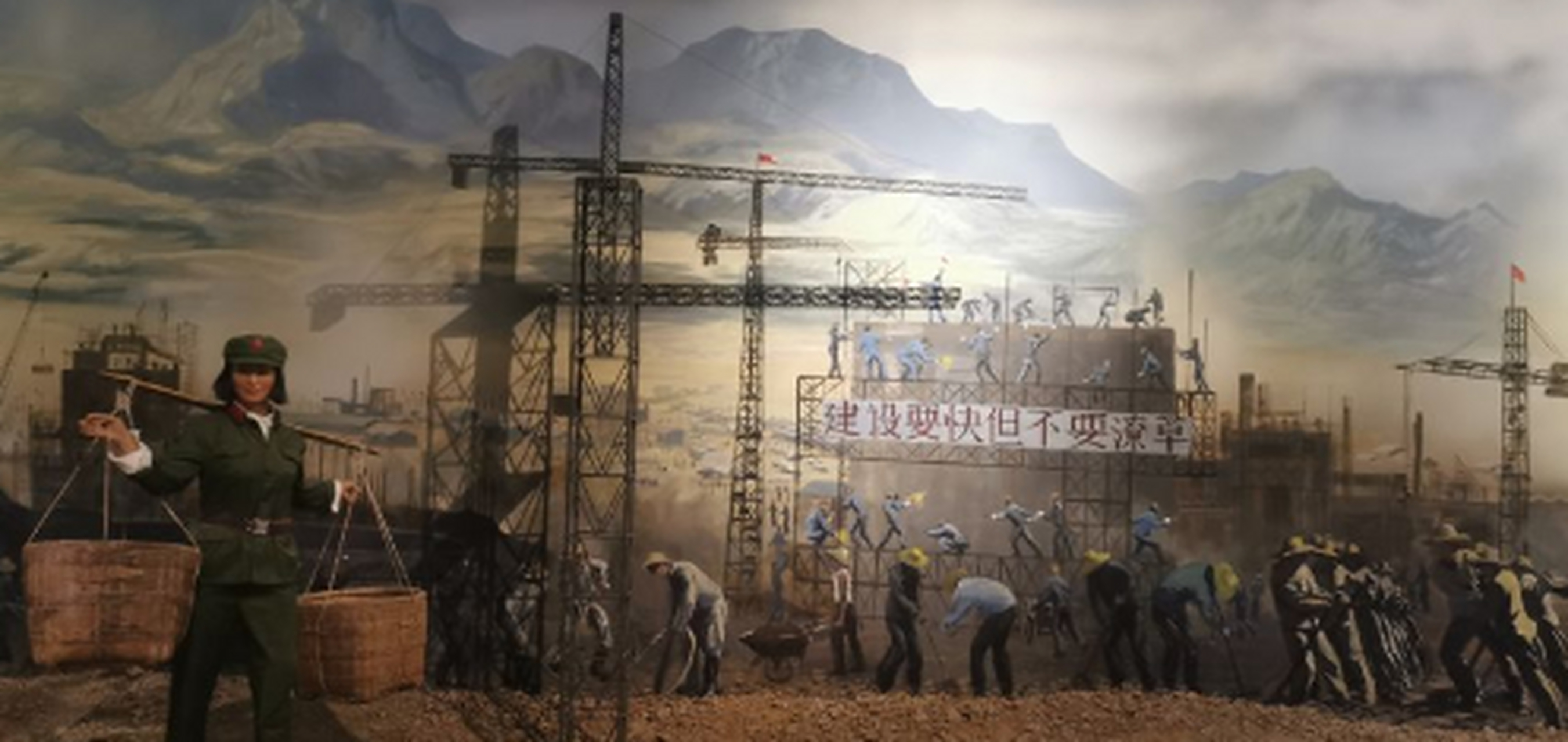 但在公知和经济学家的眼里,三线建设被视为劳民伤财,被视为没有经济