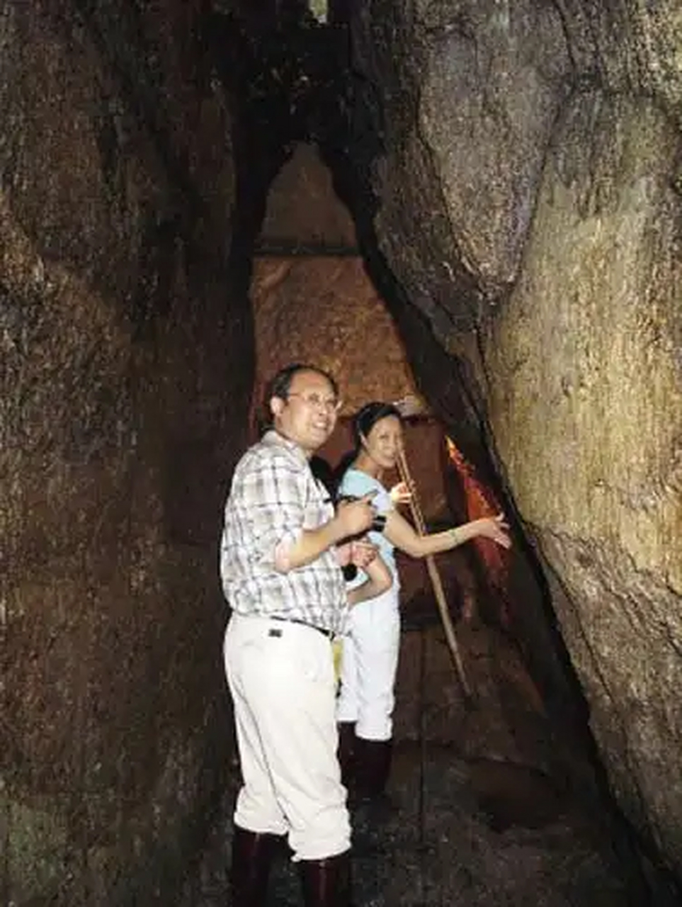虎丘剑池,距苏州城三千五百米,宽四十五米,深六米,地势平坦,终年