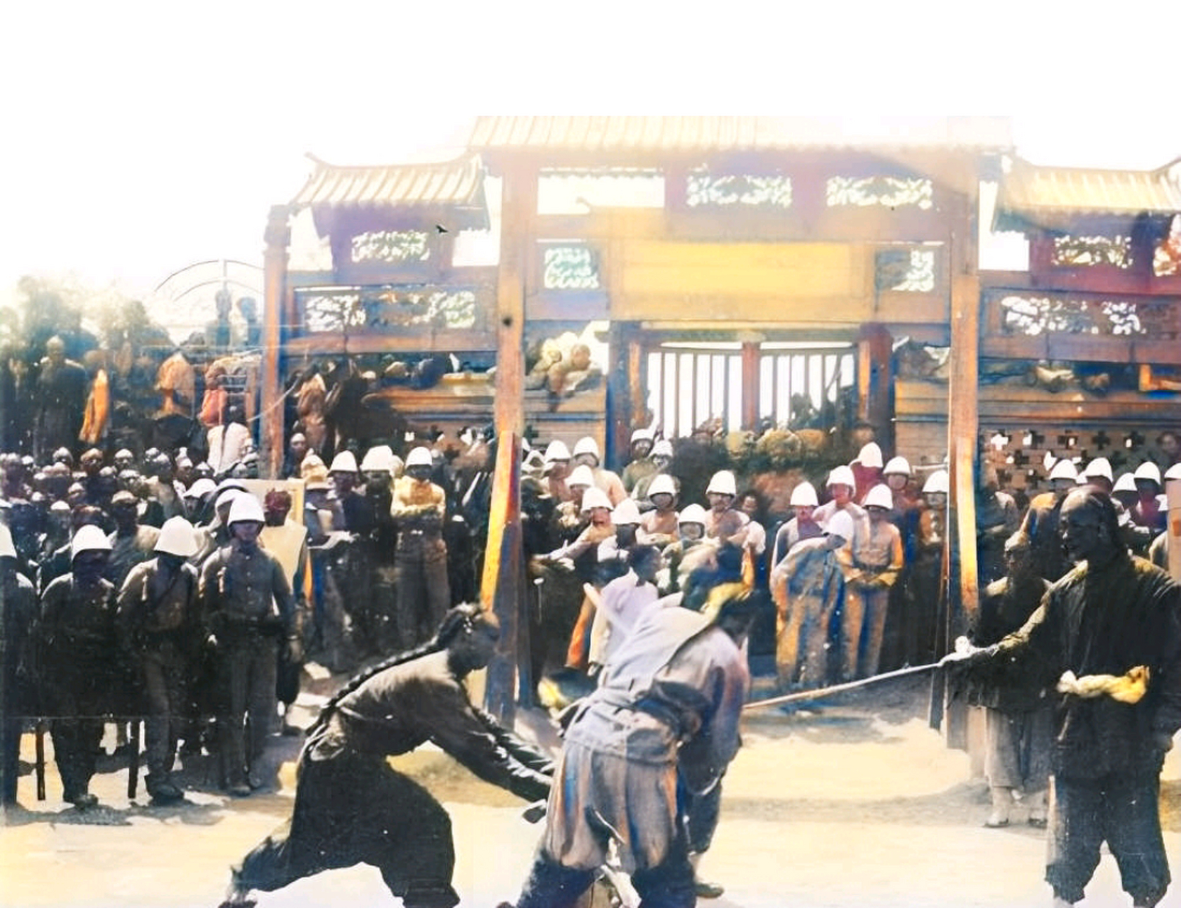 1905年,刚处决完犯人的菜市口刑场,一个兵卒正在制作"人血馒头".