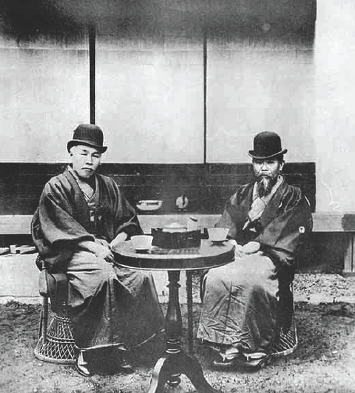 1897年4月明治时代重臣大隈重信(左)和伊藤博文(右)在位于神奈川大矶