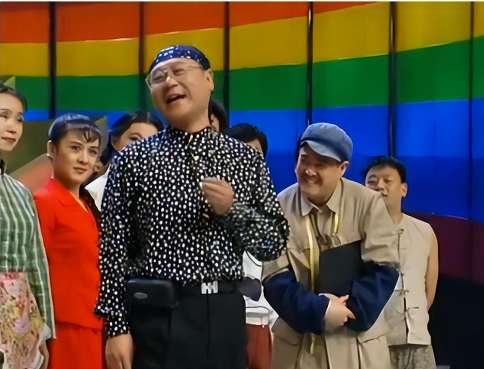 1997年,在小品《红高粱模特队》中,范伟一改土味形象,穿上波点衬衫,头