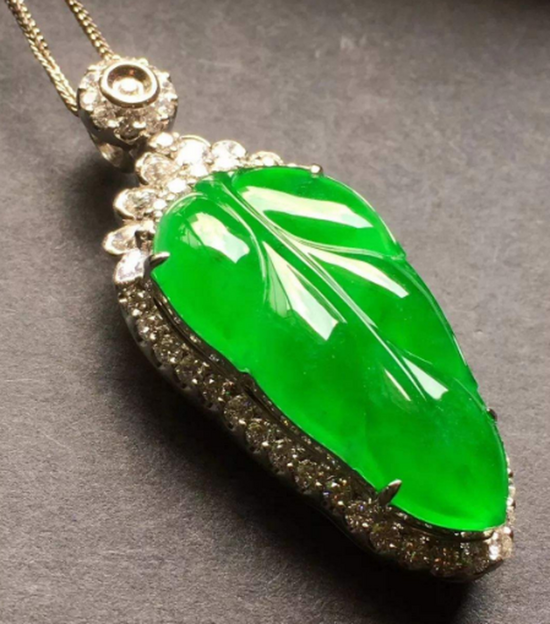 阳绿翡翠 阳绿翡翠,阳绿其实也被称作黄阳绿,很好理解,就是翠绿中带黄