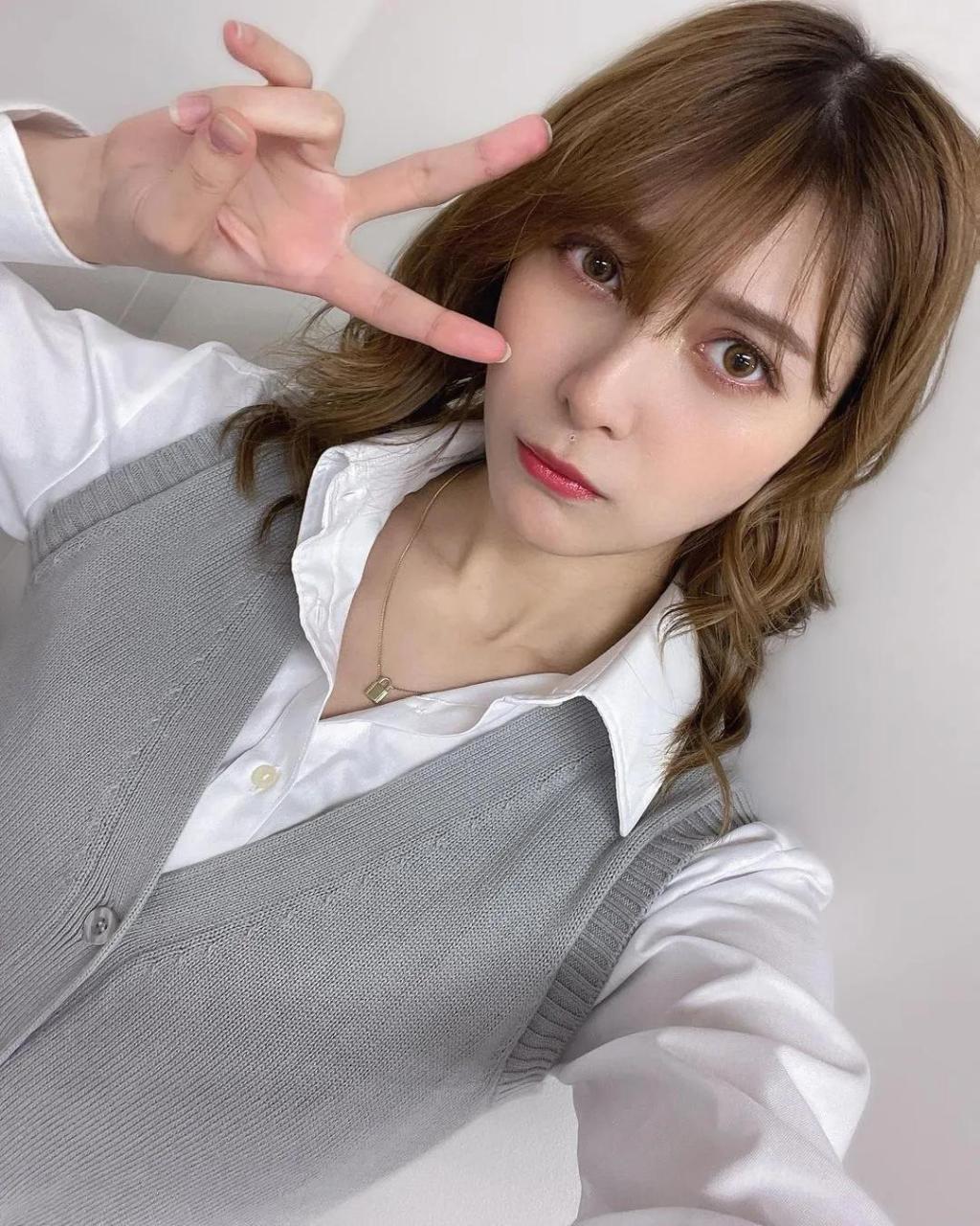 angela芽衣新对镜45∠自拍,白色永远的滴神,气质立马就出来啦!