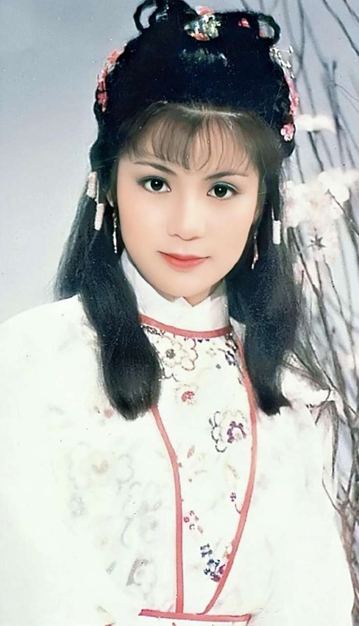 领动计划# 再来一组翁美玲的古装靓照,大眼睛双眼皮真漂亮,感觉她的