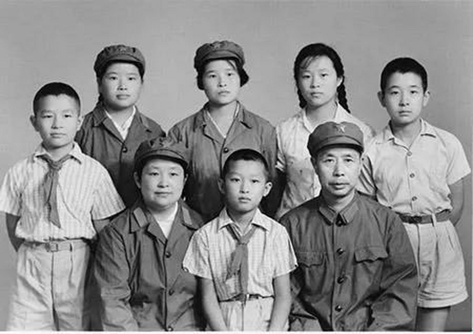 张珍贵的全家福,照片中的人是他的妻子郑织文,儿子金一明,金一南等人