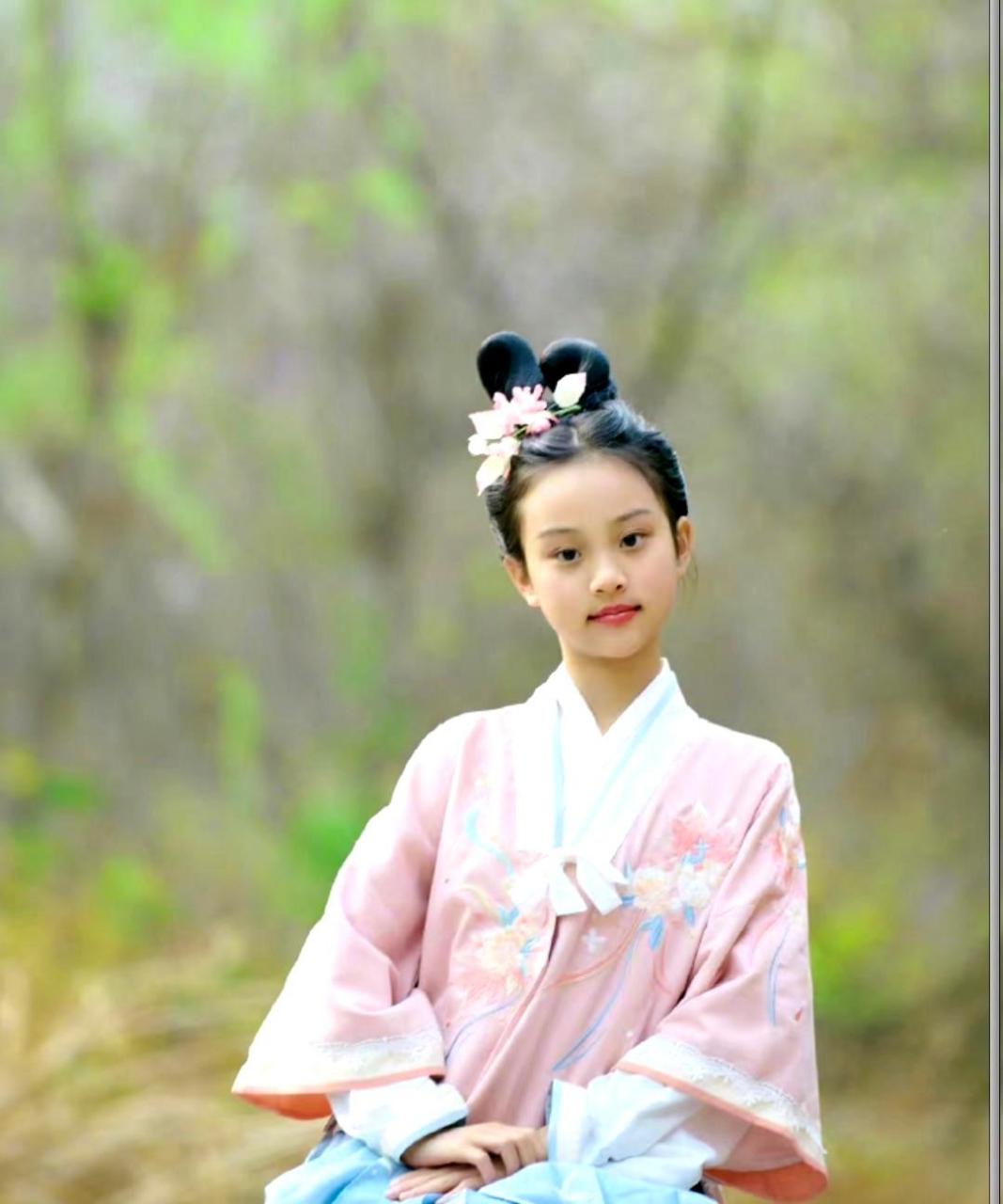 贾乃亮女儿近照展现出清秀文静的气质,虽然颜值不算很高,但性格招人