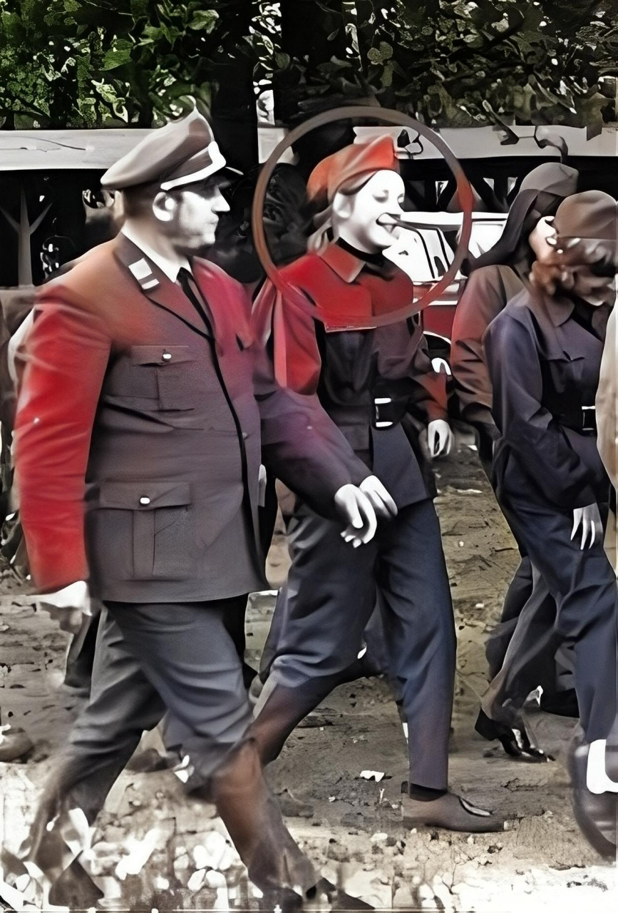 照片中年轻的女孩是德国总理默克尔,后来被称为"拉斯铁娘子"!