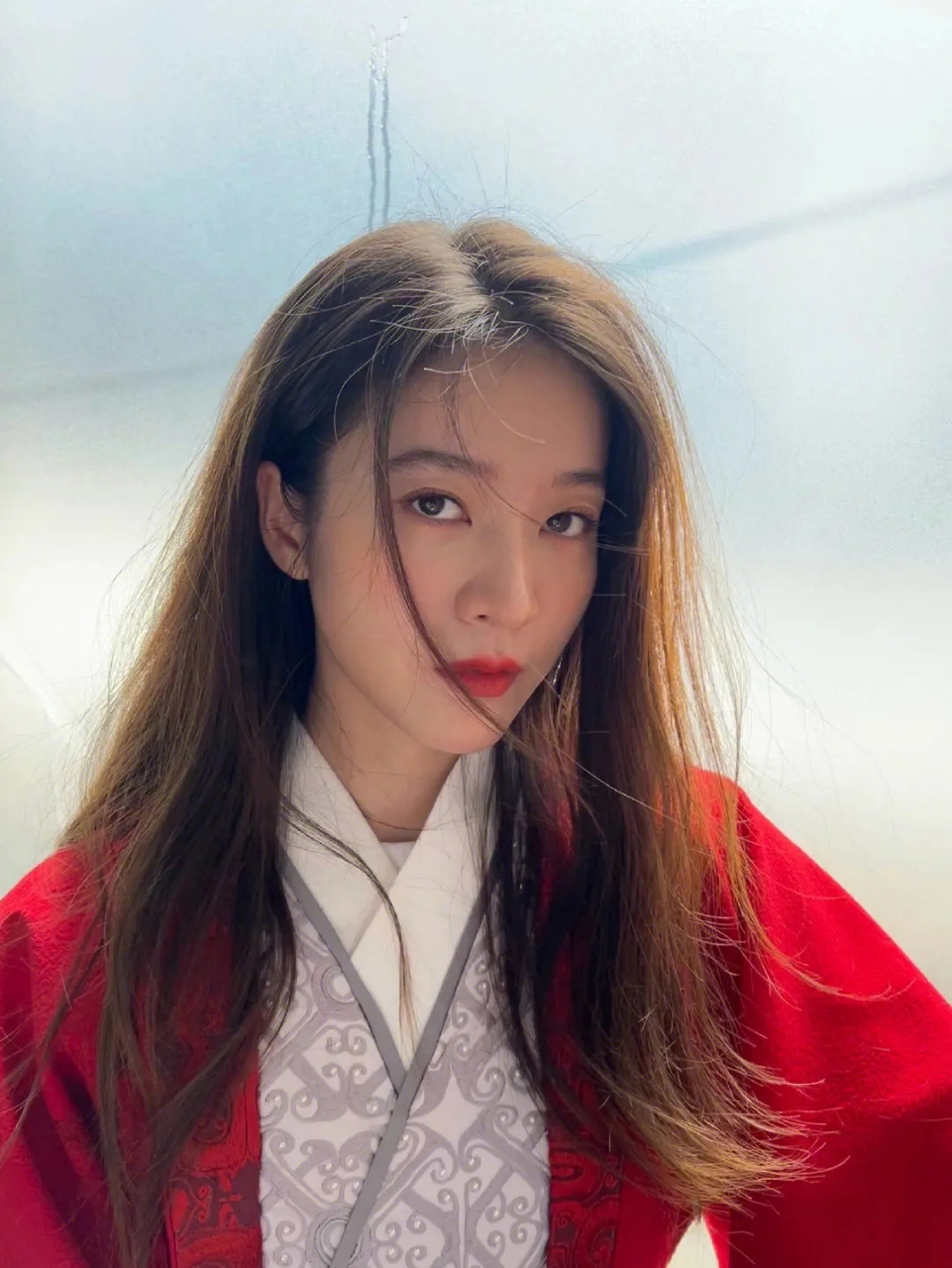 张雪迎之前是霍建华前经纪人顺带,但时间不长,已经结束合作了,她的