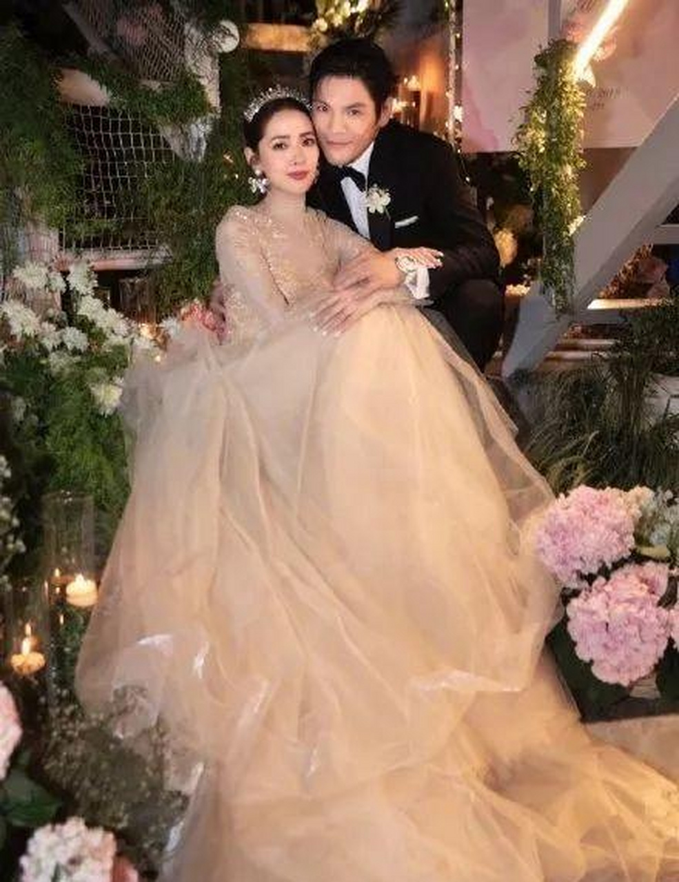 然后就是曾轶可大闹海关,郭碧婷订婚结婚.