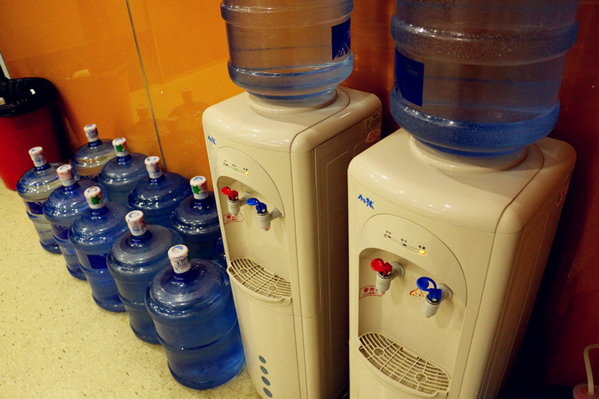 办公室饮水机上的桶装水,基本是我在换,有一天我请假,没管换水的事