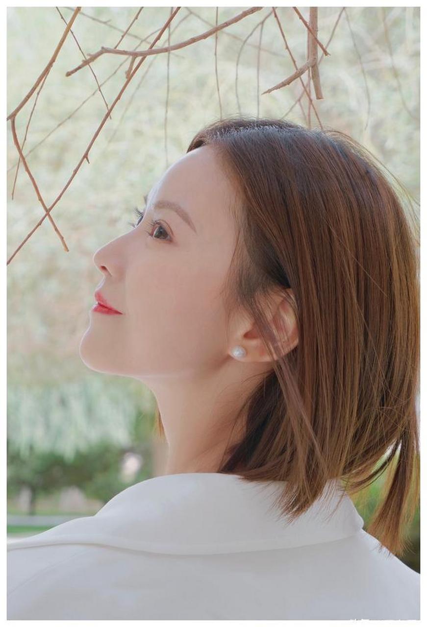 美女徐艺方迷人美照欣赏,好有气质