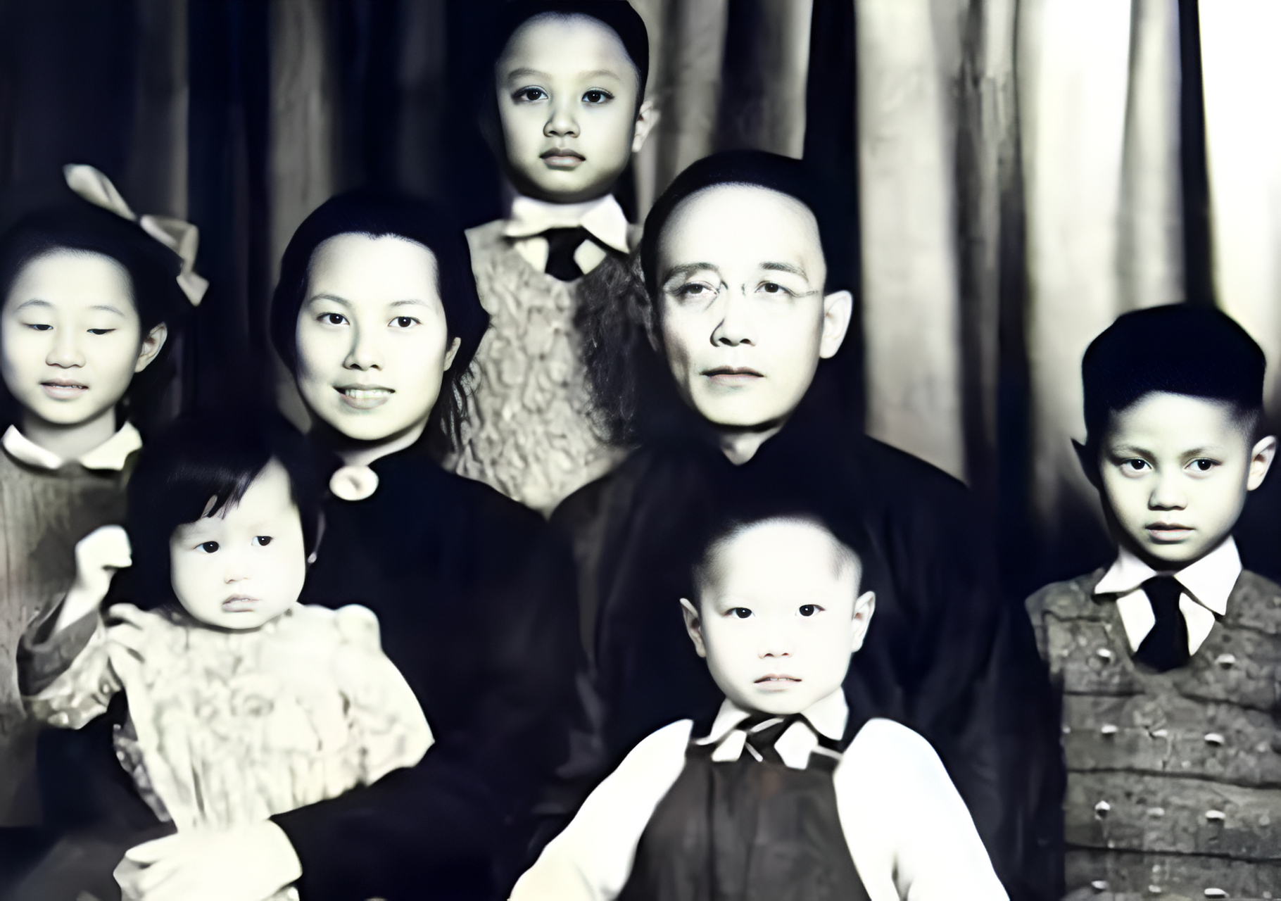 但当他揭开张琼华的盖头后,发现她并不是他所期望的美丽模样!