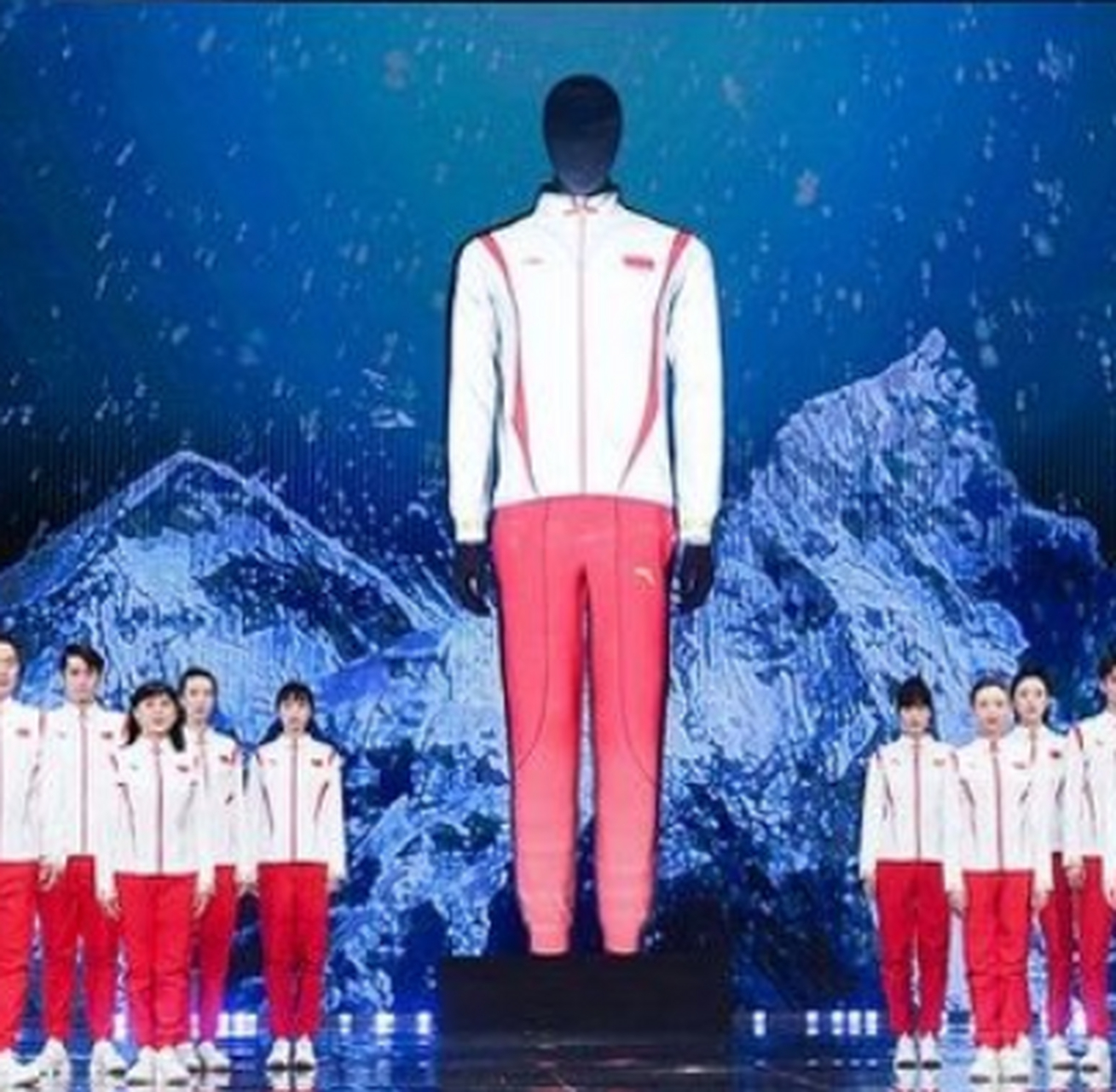 中国的冬奥领奖服由艺术家叶锦添先生亲自设计操刀,以汉字"中"为灵感