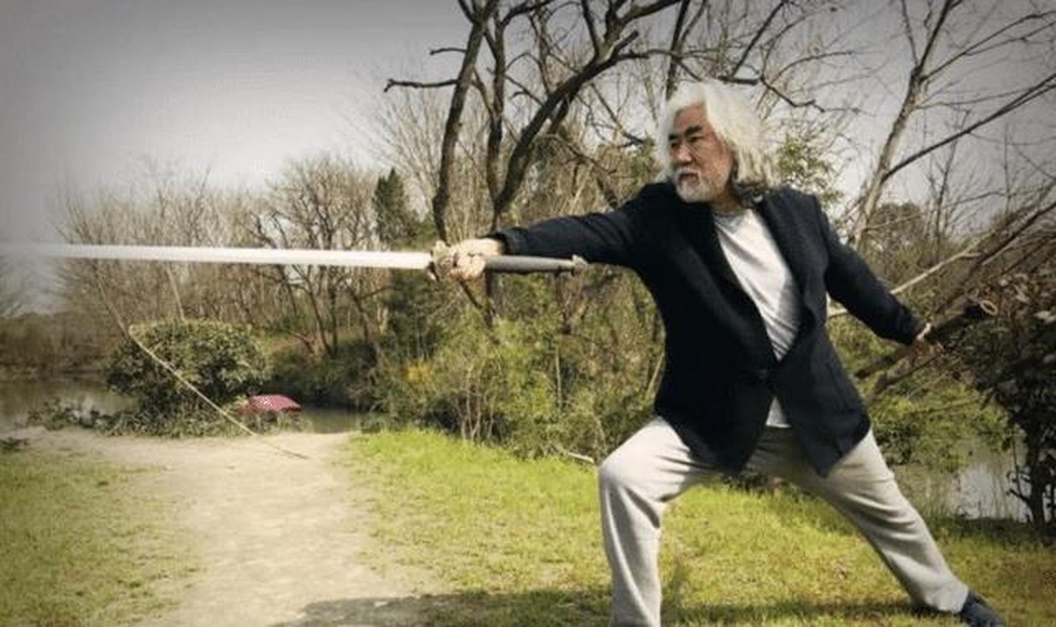 "大胡子导演张纪中"的粉色江湖