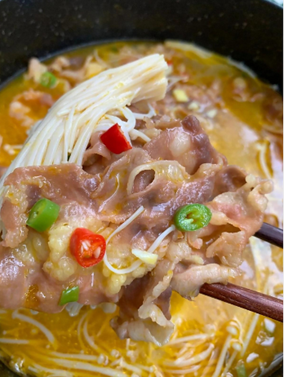 酸汤肥牛金针菇,开胃下饭,看着都流口水了.